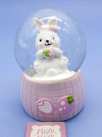 Снежный шар Кролик с клубникой с подсветкой розовый №1, 9 см
