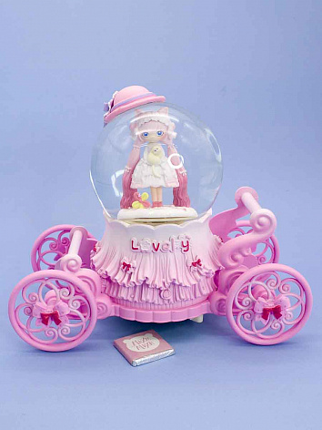 Снежный шар Девочка на карете со звуком и подсветкой розовый 18 см