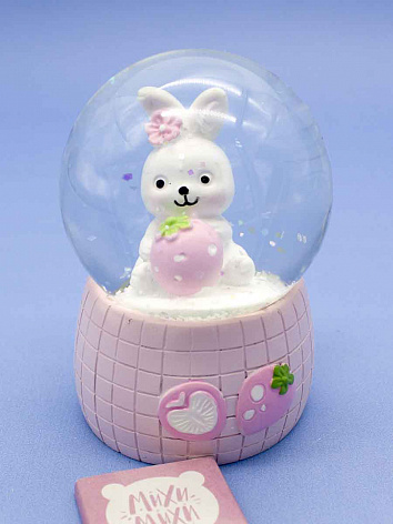 Снежный шар Кролик с клубникой с подсветкой розовый №3, 9 см