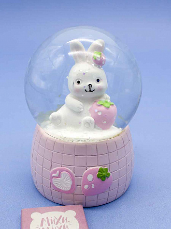 Снежный шар Кролик с клубникой с подсветкой розовый №2, 9 см