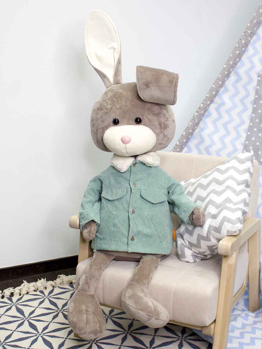 Мягкая игрушка Кролик в зеленой кофте серый 90 см