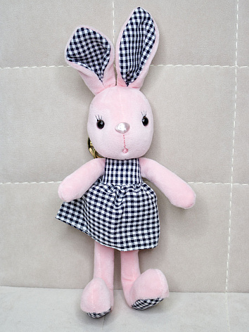 Мягкая игрушка брелок Кролик в клетчатое платье розовый 24 см.
