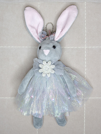 Мягкая игрушка брелок Кролик в платье брошкой серый 19 см.
