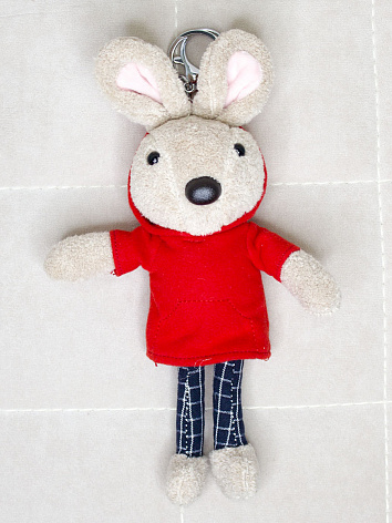 Мягкая игрушка брелок Кролик в кофте красной 23 см.