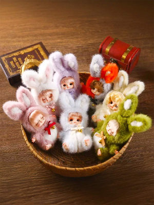 Мягкая игрушка брелок Annie Baby Малышка Энни в сюрприз-боксе, 1шт.