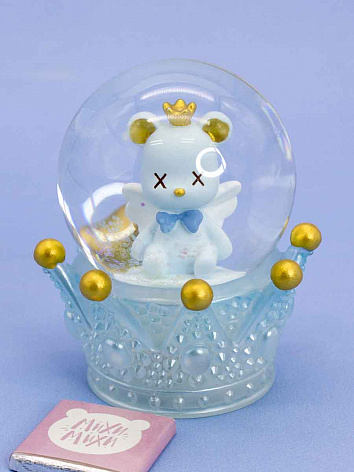 Снежный шар Корона Мишка ангел с подсветкой голубой 9 см