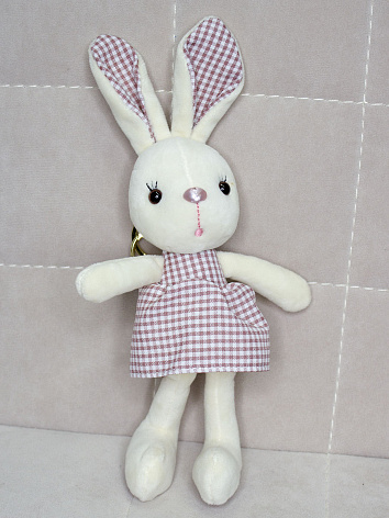 Мягкая игрушка брелок Кролик в клетчатое платье белый 24 см.