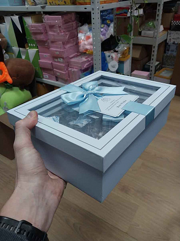 Коробка подарочная прямоугольная прозрачный верх с бантом голубая (23*17*6,5)