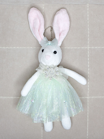 Мягкая игрушка брелок Кролик в платье брошкой белый 19 см.