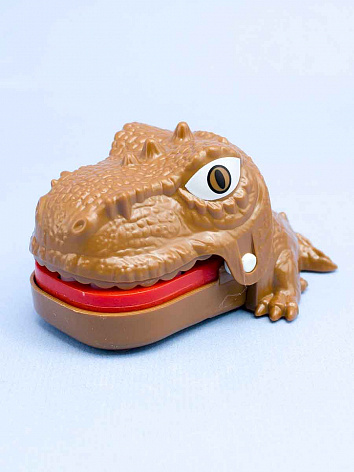 Интерактивная игрушка укуси палец Динозавр коричневый 8,5 см.