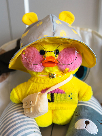 Мягкая игрушка Уточка Лалафанфан в желтой шляпке с ушками и желтым свитером, желтая 30см.