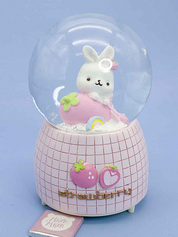 Снежный шар Кролик с клубникой со звуком и подсветкой розовый № 1, 15 см
