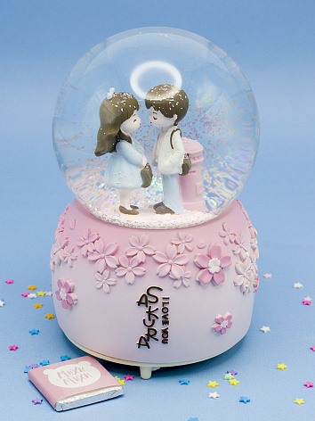 Снежный шар Sakura мальчик и девочка стоят со звуком и подсветкой 15 см