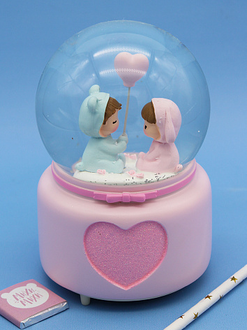 Снежный шар Мальчик и Девочка сидят со звуком и подсветкой 16 см