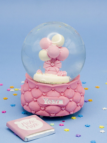 Снежный шар Подарок на воздушных шариках с подсветкой розовый 9 см