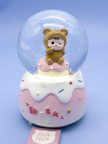 Снежный шар Мальчик в костюме Медвежонка со звуком и подсветкой розовый 12 см