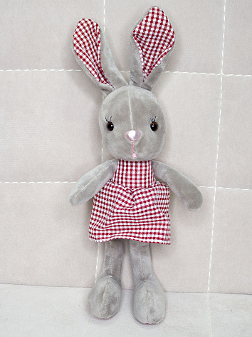 Мягкая игрушка брелок Кролик в клетчатое платье серый 24 см.